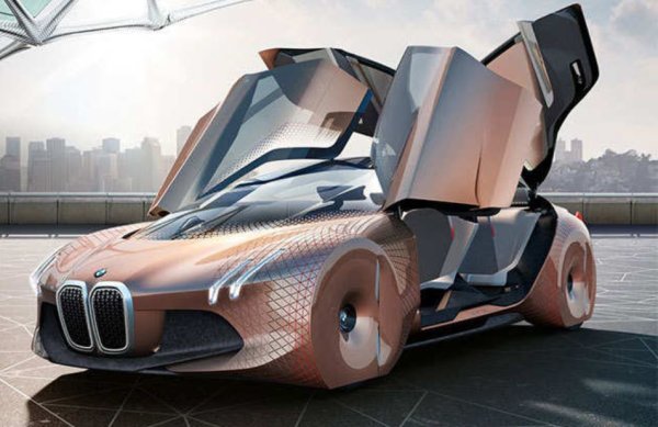 Това е концептуален автомобил, който обединява цифровия и аналоговия свят, като същевременно предлага безпроблемно изживяване, различно от всичко друго, виждано досега. Той предвижда бъдеще, в което автономните превозни средства са норма.
BMW Vision Next 100 има два режима на шофиране. Boost Mode е за традиционно ръчно шофиране, докато Ease Mode го трансформира в самоуправляващо се превозно средство. Трудно е да се опише този концептуален автомобил като произведение на изкуството. Неговата покрита със злато геометрична форма показва чиста, елегантна изтънченост, която показва точно как трябва да изглежда една бъдеща състезателна кола.
